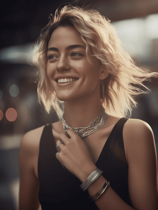 kvinna som ler med armband på display