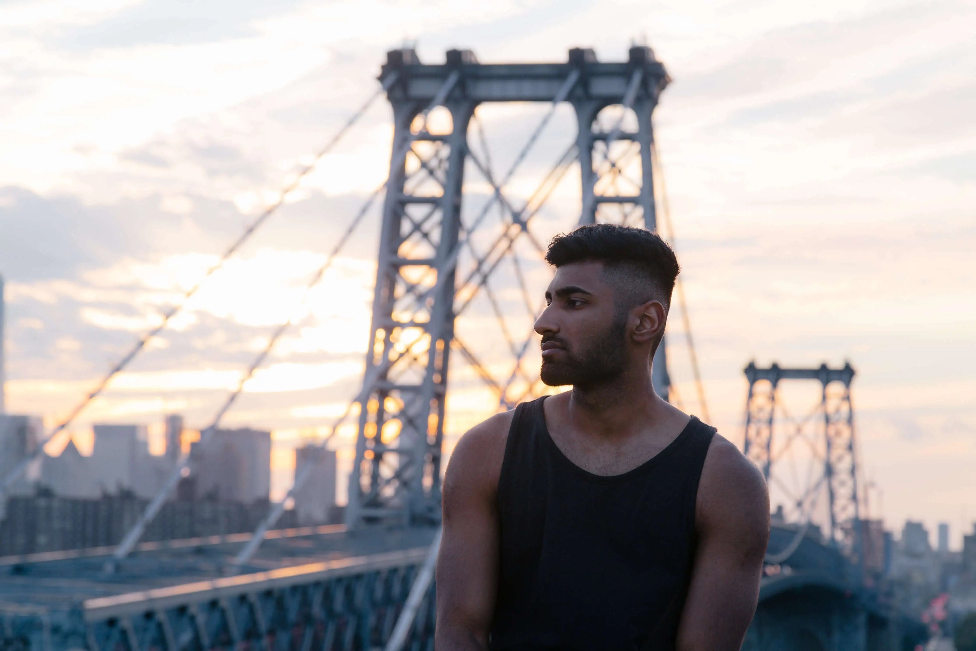 man på bro i new york